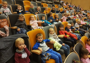 dzieci siedzą w fotelach w sali kinowej Ratusza